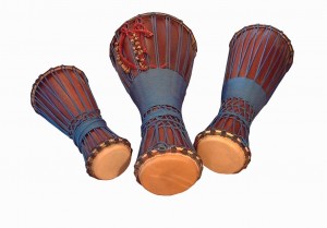 Bata trommer stammer blandt andet fra Nigeria og Cuba. Bata trommer består af et sæt på 3 trommer. Og de spilles ofte siddende. De har skind i begge ender af trommen. Der er altså 6 forskellige toner. Traditionelt er der tre om at spille. I modsætning til de fleste bata trommer, der stemmes med metal beslag, har mine batatrommer snore som stemmesystem. Det gør trommen en del lettere. Og mere behagelig at sidde med når man spiller. Batatommerne er håndbygget af stavlimet Mahogni. De er afdrejet i drejebænk og monteret med førsteklasses kalveskind. Bærerem og transport tasker medfølger. Bata trommerne sælges kun samlet.